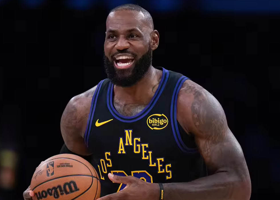 九游体育官网-詹姆斯留在湖人概率大增！洛杉矶生活安逸，有高尔夫球场！